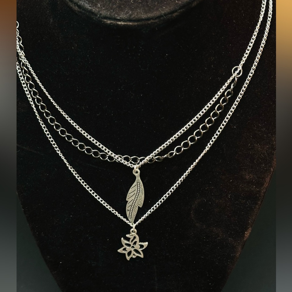 Chic Silver Layered Necklace with Feather and Floral Charms